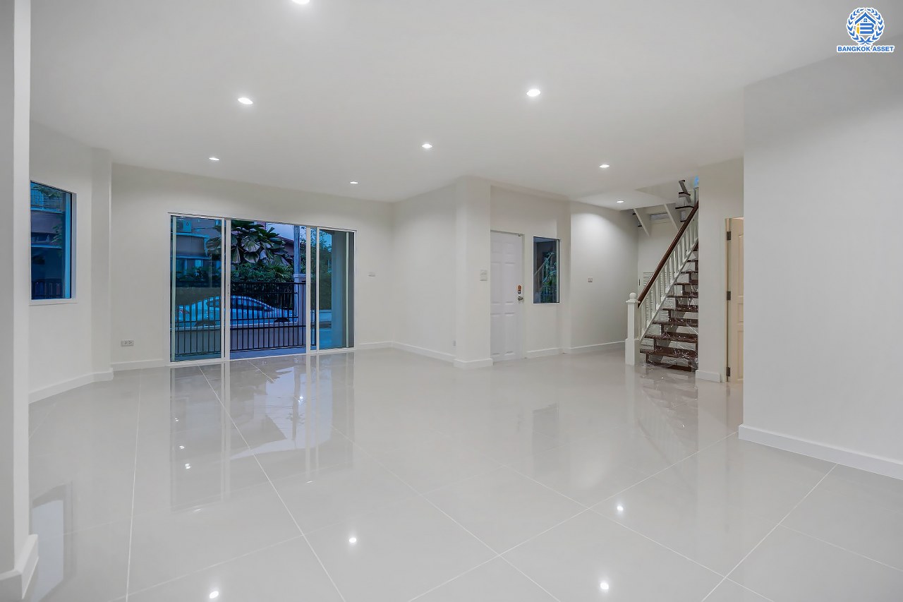 บ้านมือสองตกแต่งใหม่ แบรนด์ LH โครงการ ชัยพฤกษ์ วัดลาดปลาดุก ตอบโจทย์ทุกการอยู่อาศัย เนื้อที่ 60 ตร.ว. พื้นที่ใช้สอยมากถึง 198.96 ตร.ม. ฟังก์ชัน 3 ห้องนอน 3 ห้องน้ำ จอดรถได้ 2 คัน บนทำเลดีที่สุด! ใกล้เซ็นทรัลเวสต์เกต ทางด่วน "กาญจนาภิเษก" และรถไฟฟ้าสายสีม่วง "สถานีคลองบางไผ่"